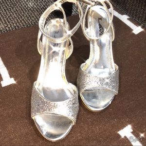 Lava Silver Glittery Ankle Strap Sandals Size 5.5